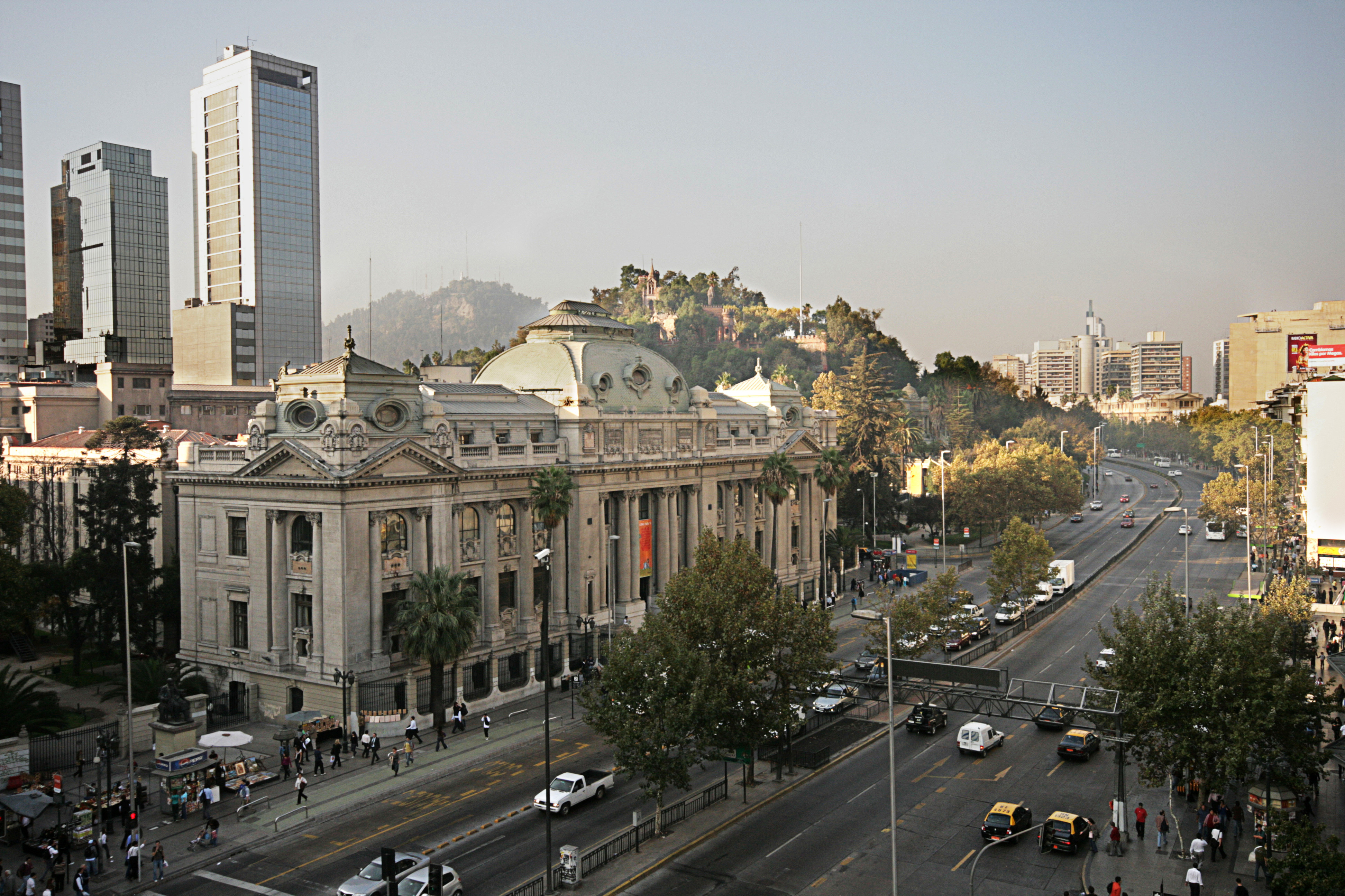Edificio y entorno de la Biblioteca Nacional de Chile. Santiago, 2019.