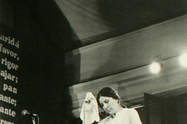 Mujer bailando la cueca sola sobre escenario