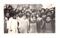 [Gabriela Mistral junto a niñas de la Escuela-Hogar de Limache]  [fotografía]