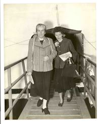 [Gabriela Mistral y Doris Dana llegando a Italia]  [fotografía].