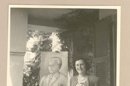 [Gilda Péndola junto a un retrato de Gabriela Mistral]  [fotografía].