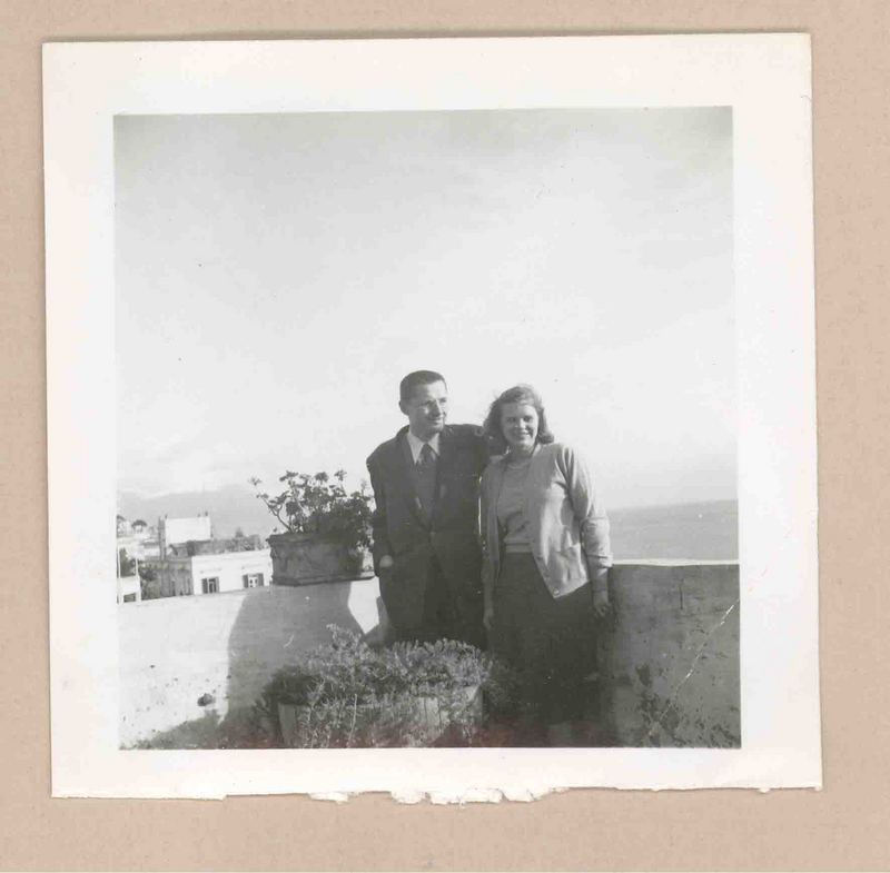 [Amigos de Gabriela Mistral y Doris Dana en Nápoles]  [fotografía].