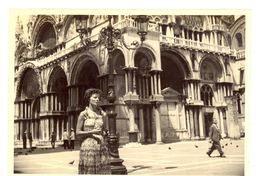 [Doris Dana en Venecia]  [fotografía].