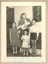 [Gabriela Mistral junto a cuatro niños]  [fotografía].