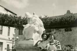 [Doris Dana y una amiga en Mérida]  [fotografía].