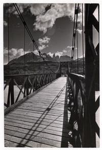 Camino a Torres del Paine. Puente de la portería Laguna Amarga.