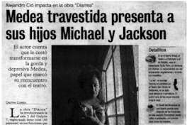 Medea travestida presenta a sus hijos Michael y Jackson
