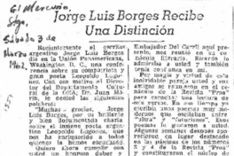 Jorge Luis Borges recibe una distinción.