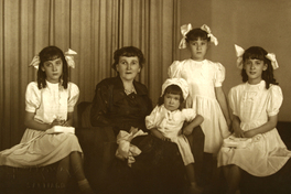 [Mujer sentada con sus cuatro hijas]