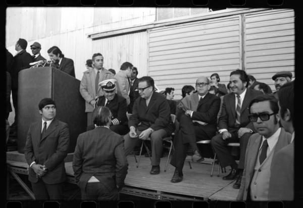[Presidente Allende y su comitiva en primera fila] : Nave Sierra Maestra en Talcahuano