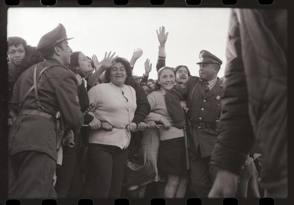 [Talcahuinos reciben al Presidente Allende] : Nave Sierra Maestra en Talcahuano