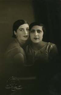 [Dos mujeres jovenes posando con sus rostros juntos uno al otro]