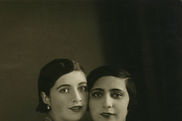 [Dos mujeres jovenes posando con sus rostros juntos uno al otro]