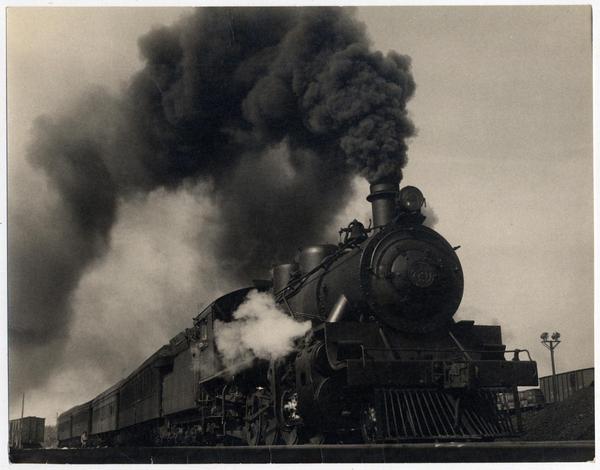 Locomotora a carbón con tren de madera