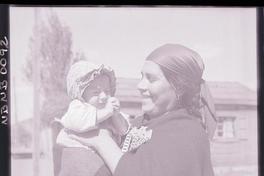 [Mujer mapuche con su hijita en brazos]