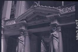 [Vestíbulo de acceso del Palacio de los Tribunales de Justicia, la escalera tiene a cada lado columnas con cariátide alegórica a la justicia]
