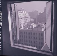 [Edificios vistos a través de una ventana abierta]