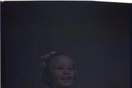 [Retrato de una pequeña niña con carita sonriente]