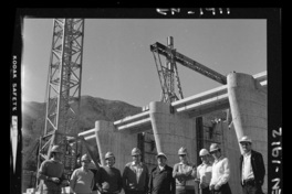 [Grupo de trabajadores junto a las obras en construcción de la bocatoma Polcura, en su última etapa]