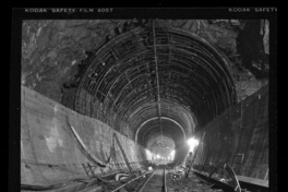 Aspecto de túneles en etapa de terminación, uso de moldajes retráctiles y hormigonado de bóveda