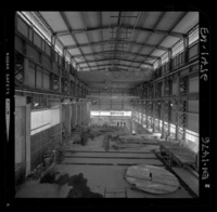 Casa de máquinas en una segunda etapa : vista exterior, interior y aspectos del montaje de los equipos, incluyendo el caracol de la turbina