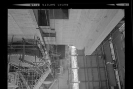 Casa de máquinas en una segunda etapa : vista exterior, interior y aspectos del montaje de los equipos, incluyendo el caracol de la turbina