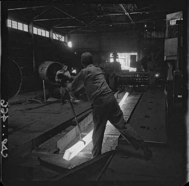 [Trabajadores en el proceso de laminación en la fundición de acero]