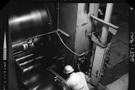 Trabajador en el proceso de laminación en la fundición de acero