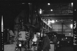 Trabajadores en el proceso de laminación en la fundición de acero