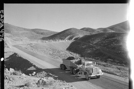 [Camiones de transporte en el camino al mineral de hierro "El Algarrobo"]