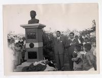 [Cónsul de Chile Carlos Lamas junto a busto de José Toribio Medina, en celebración de su centenario]