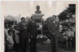 [Cónsul de Chile Carlos Lamas junto a busto de José Toribio Medina, en celebración de su centenario]