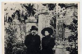 [José Toribio Medina y su esposa Mercedes Ibáñez de Medina] en la cartuja, Stgo.1909