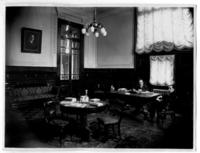 [Biblioteca Nacional 1927. Salones interiores, con mesa redonda y retangular, con dos personas sentadas]
