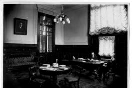 [Biblioteca Nacional 1927. Salones interiores, con mesa redonda y retangular, con dos personas sentadas]