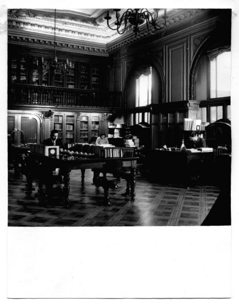 [Biblioteca Nacional. Sala de lectura de la Biblioteca Americana de Diego Barros Arana, se divisan mesas con libros y estanterías]