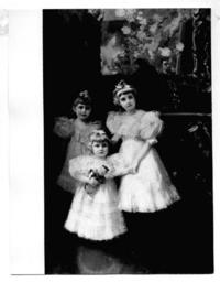 [Rosario, María y Anita Errázuriz Valdés, tres niñas, hijas de Rafael Errázuriz Urmeneta, retrato de cuerpo entero]