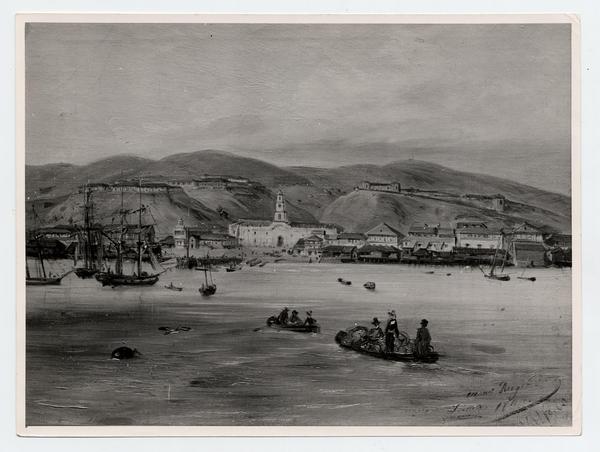 [Bahía de Valparaíso, vista desde el mar hacia la costa, con barcos y botes de pasajeros en el mar]