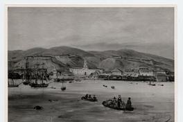 [Bahía de Valparaíso, vista desde el mar hacia la costa, con barcos y botes de pasajeros en el mar]
