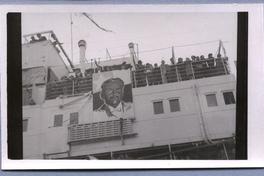 [Pasajeros refugiados republicanos españoles a bordo del Barco Winnipeg, anclado en Valparaíso. A un costado del barco una gran pintura del Presidente Pedro Aguirre Cerda]
