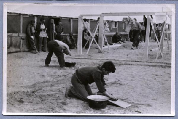[Refugiados españoles lavando ropa, en campo de concentración de Argeles, Francia]