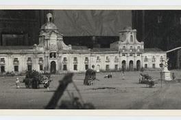 [Maqueta : vista de una plaza con edificios y carruajes de la ciudad de Santiago]