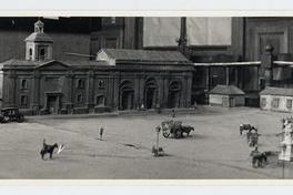 [Maqueta : vista de una plaza con edificios y carruajes de la ciudad de Santiago]
