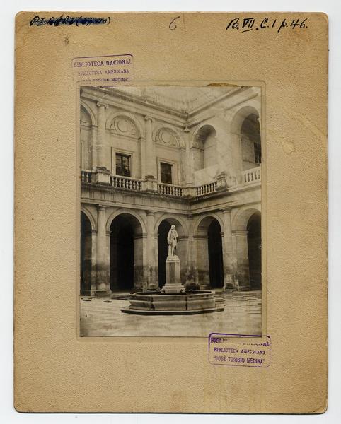 [Archivo de Indias, patio interior, se divisa en el centro una estatua, Sevilla]