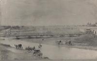 [Paraje rural: Un puente que atraviesa el río, en sus orillas se observan hombres con sus carretas y coches con caballos]