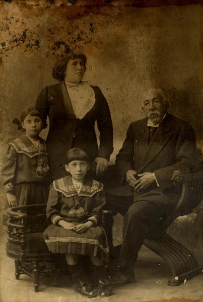 Pascual Ahumada Moreno y familia