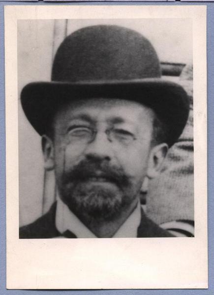 [Retrato primer plano de José Toribio Medina, con monóculo y sombrero de forma redondeada, llamado bombín]