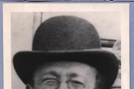 [Retrato primer plano de José Toribio Medina, con monóculo y sombrero de forma redondeada, llamado bombín]