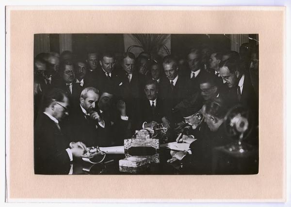 Manuel Rivas Vicuña y otros en una reunión
