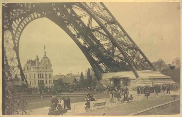 [Album de la Exposición Universal de París de 1889 : Grupo de personas al pie de la Torre Eiffel]
